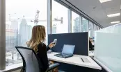 Plateau de bureaux en façade vitrée, luminaires encastrés et détecteur de présence au plafond