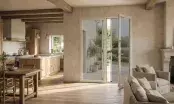 Différents modèles de moustiquaires installés sur des fenêtres, baies et portes.