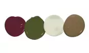 Quatre pastilles de peinture alignées, un bordeaux profond, un vert olive, un blanc crème et un brun café