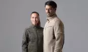 Deux professionnels en veste de travail beige et kaki, debout côte à côte sur fond gris uni en studio.