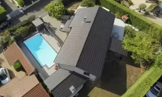 Une rénovation de toiture remarquable a été achevée à Charly (69) avec les tuiles en terre cuite Erlus.