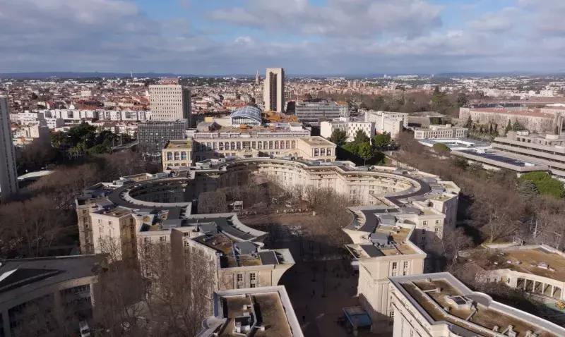 Vue aérienne de la résidence du Nombre d'Or à Montpellier, immeubles courbes autour d'une esplanade arborée