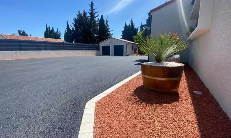 allé de garage goudronné