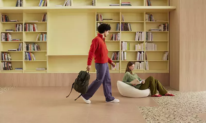 Lames et dalles acoustiques Allura decibel posées dans un espace à fort trafic, effet bois et minéral