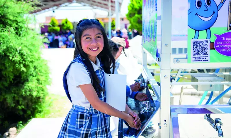 Enfants à l’école de Jilotepec au Mexique utilisant un Aquatower pour accéder à de l’eau potable.