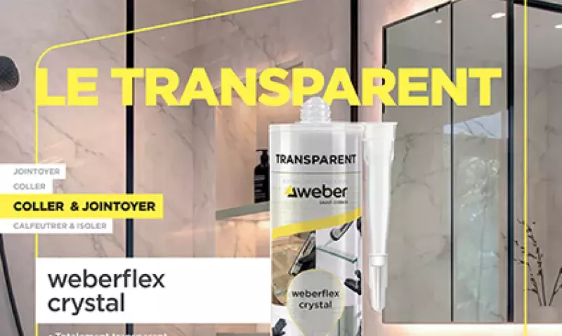 Annonce presse weberflex crystal, cartouche de mastic transparent devant une salle de bains carrelée en marbre clair