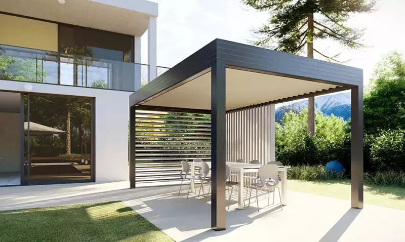 Pergola en aluminium avec brise-vue orientable et vitrage laissant passer la lumière