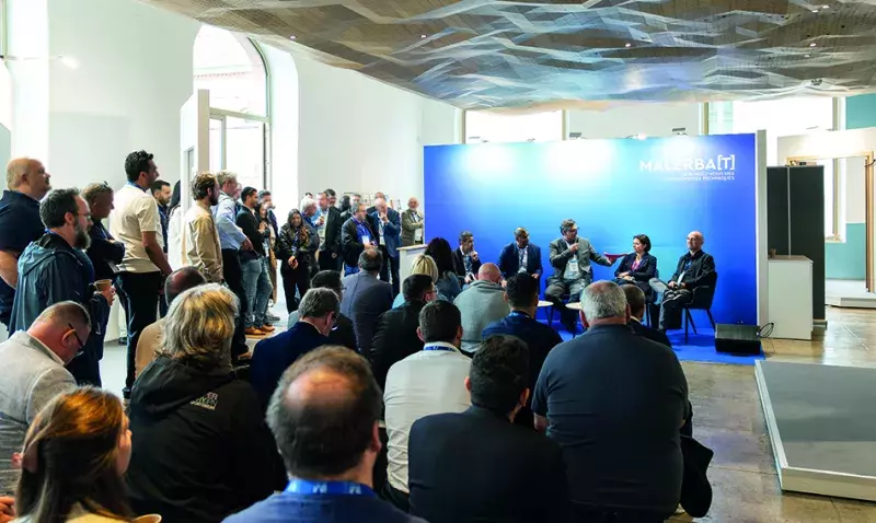 Participants échangent autour de démonstrations de blocs-portes dans un espace technique.
