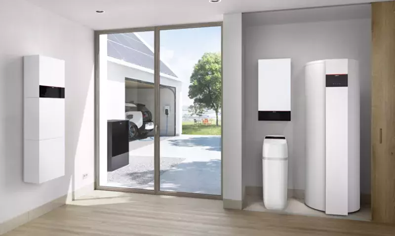 Installateur devant un tableau de gestion d'énergie intégrant pompe à chaleur et photovoltaïque