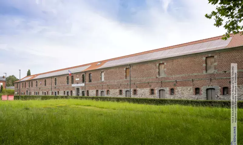 Edilians recouvre le toit de la Caserne Clarke avec des TUILES SOLAIRES MAX