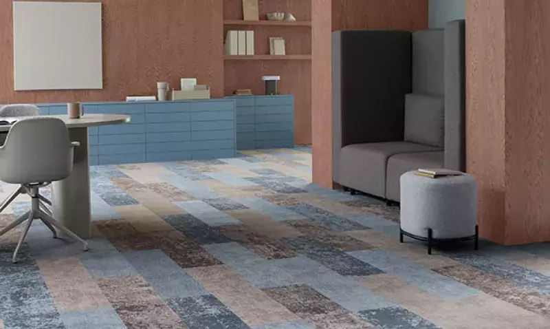Espaces intérieurs équipés de revêtements de sol modulaires aux motifs variés Flotex.