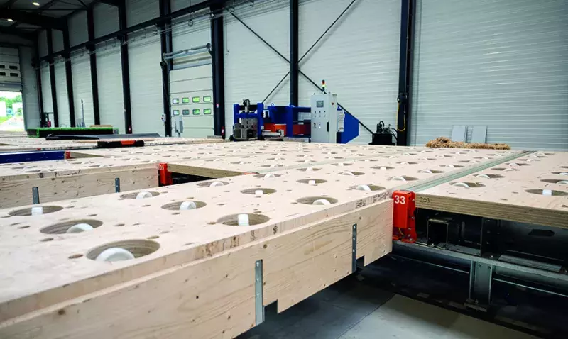 Chaîne industrielle produisant des murs à ossature bois isolés en paille à Reugny, Allier