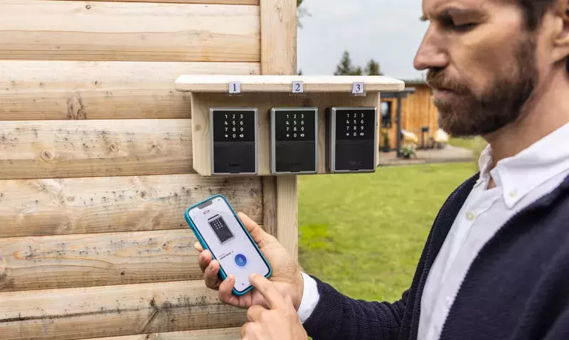 Coffre à clés sécurisé ABUS KeyGarage fixé sur une porte, pour la gestion des accès sans clé physique