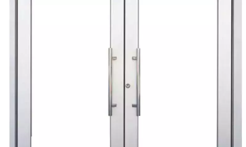 Porte d'entrée en aluminium conçue pour usage intensif dans bâtiments publics ou tertiaires