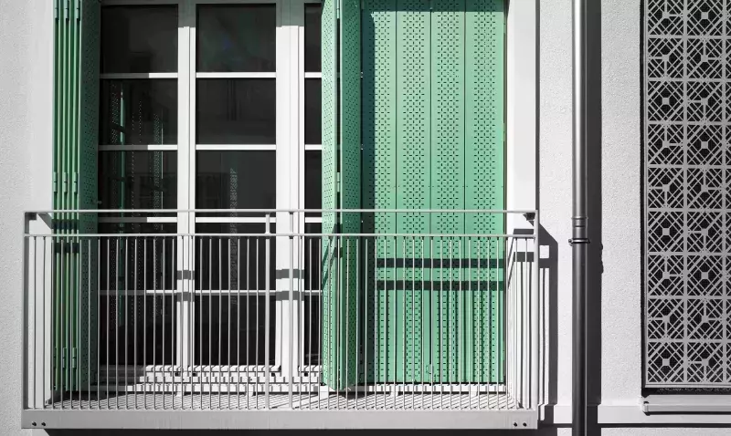 Les volets coulissants pliants EHRET illustrent leur capacité à marier industrialisation et personnalisation, tout en répondant aux enjeux contemporains du bâtiment
