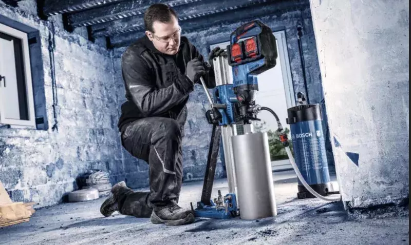 Carotteuse diamant sans-fil Bosch EXPERT EXDB18V2-180 sur son support de forage, prête pour perçage béton.