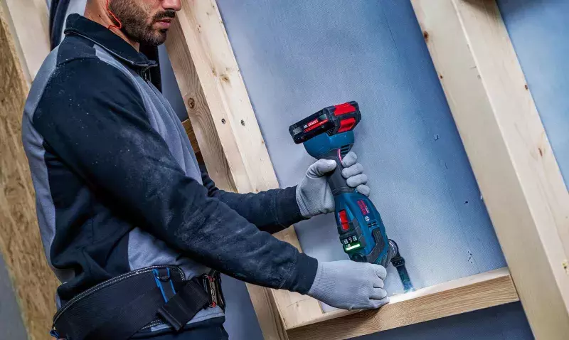 Découpeur-ponceur sans-fil EXPERT EXOP18V-40 Bosch avec poignée ergonomique et batterie 18V