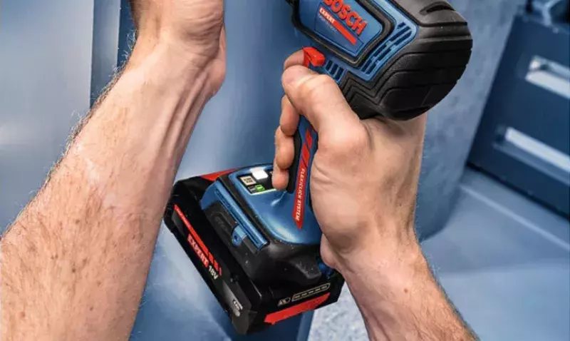 Perceuse-visseuse Bosch EXPERT EXSR18V-90FC 18V avec adaptateurs Flexiclick sur un chantier