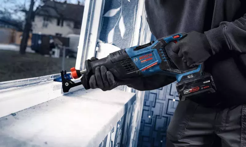 Scie sabre sans fil Bosch EXPERT EXSA18V-32 posée sur un chantier, prête à l’emploi