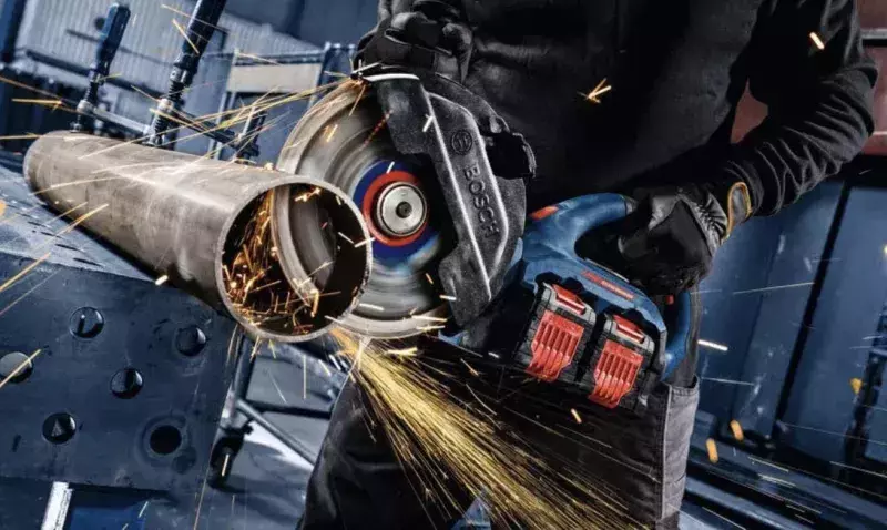 Deux meuleuses angulaires Bosch EXPERT conçues pour des travaux intensifs en atelier ou chantier