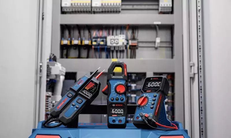 Pince ampèremétrique EXPERT EXMC600-17 Bosch mesurant le courant d’un câble électrique isolé.