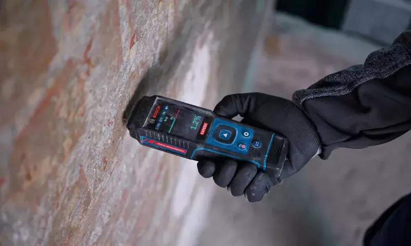 Appareil Bosch EXMM3-17 posé sur un chantier pour mesurer humidité et température des matériaux