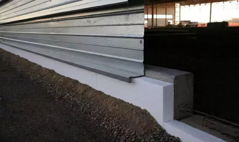 Panneaux isolants en polystyrène expansé graphité sur un chantier de construction moderne