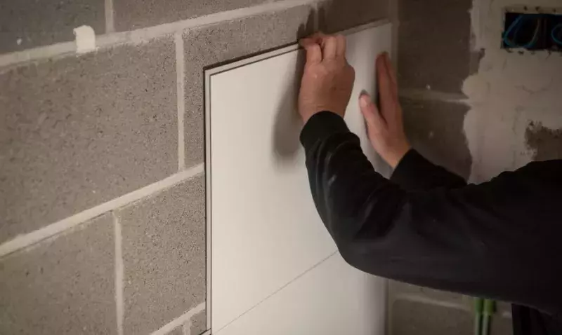 Cartouche de colle Tec7 Fast posée sur différents supports, prête à l’emploi sur chantier