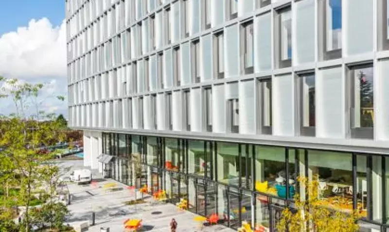 Façade rideau en aluminium illustrant une configuration sur mesure pour un projet spécifique