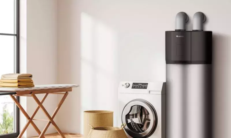 Pompes à chaleur GREE installées devant un bâtiment avec des techniciens en intervention