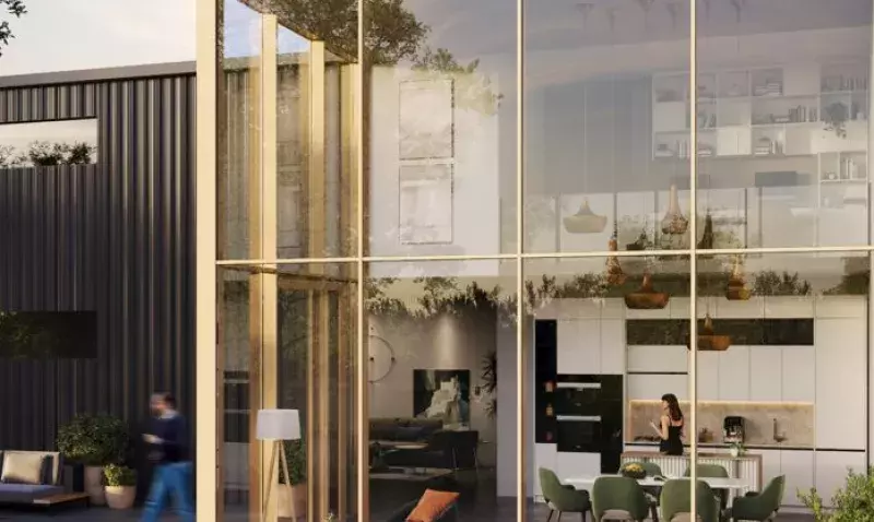 Fenêtres en aluminium aux profils fins laissant passer la lumière dans un intérieur moderne