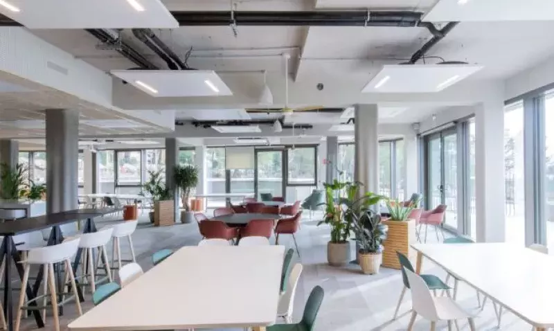 Panneaux ACTIsteel installés sous plafond dans un bâtiment moderne à l’architecture épurée