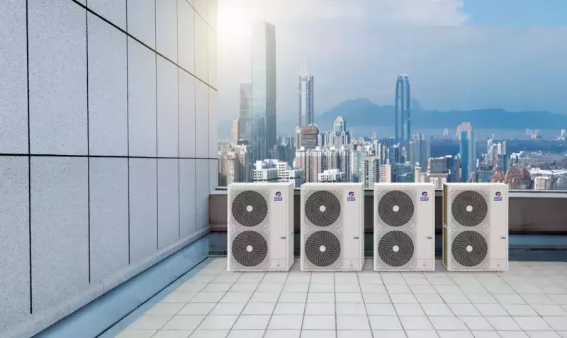 Groupe extérieur compact GMV9 Flex de GREE installé sur un toit avec vue sur un immeuble