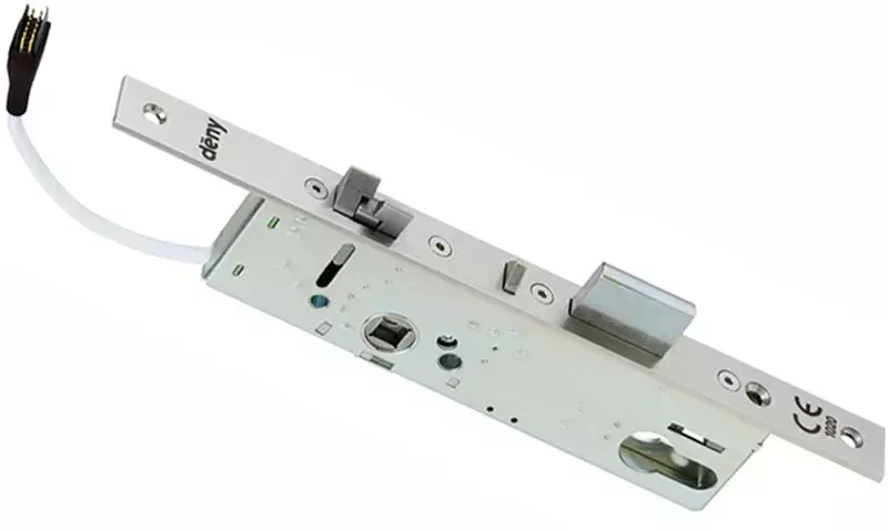 Serrure électromécanique à profil étroit installée sur une porte aluminium moderne.