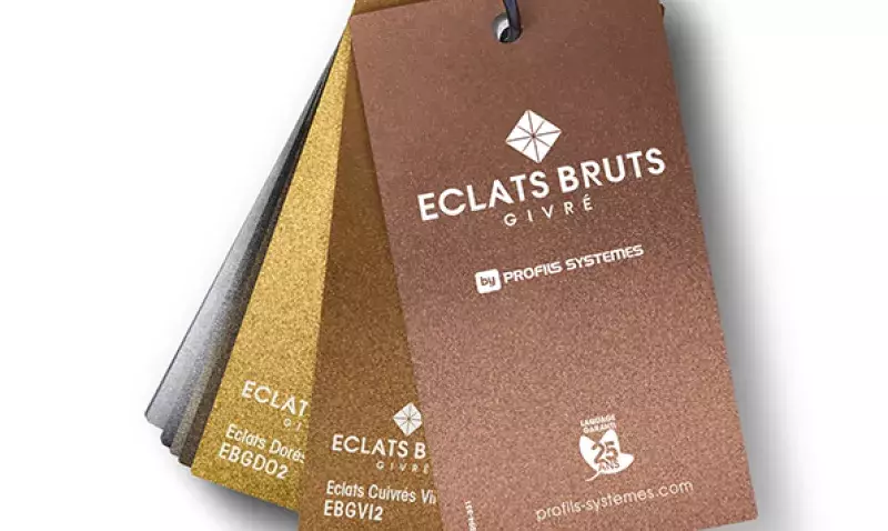 Façade de bâtiment avec menuiseries aluminium aux teintes métalliques finition givrée
