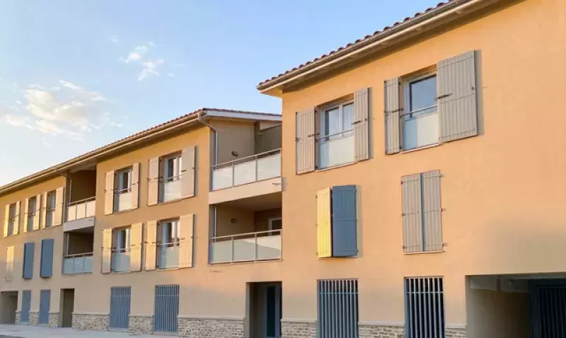 Volet en bois multiplis STABLÉO en Pin des Landes installé sur une façade de bâtiment