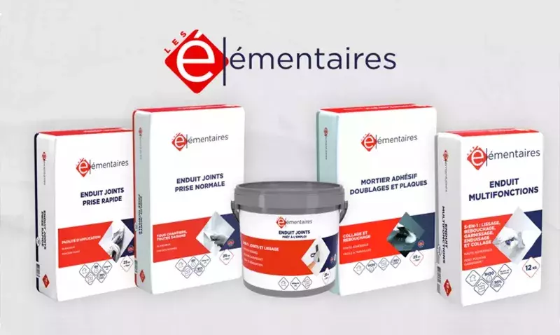 Cinq produits pour plâtrerie Les Élémentaires, enduits et mortier, sacs et bidon bleu.