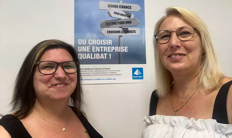 Deux femmes professionnelles participent à un événement valorisant les femmes dans le BTP