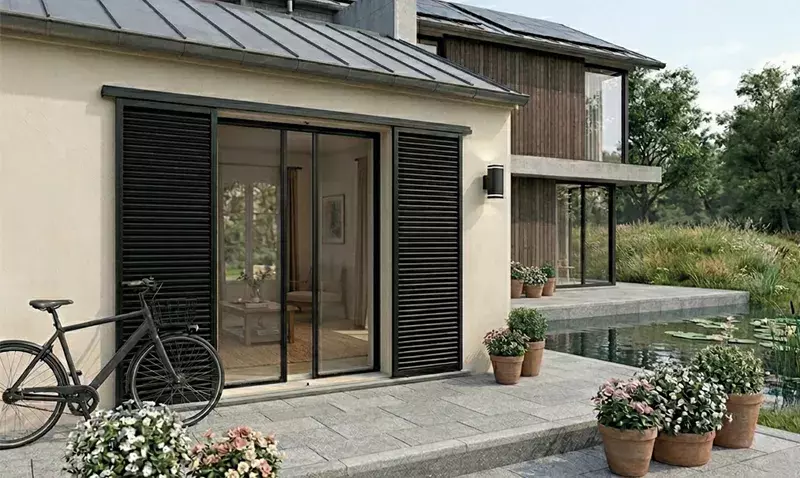 Moustiquaire installée sur une fenêtre d’habitation moderne, laissant circuler l’air sainement.
