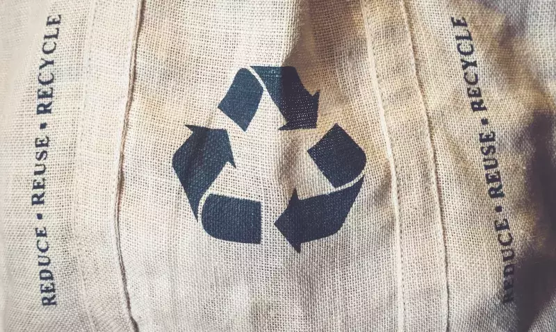 Vêtements professionnels triés pour être réutilisés, réparés ou recyclés en économie circulaire