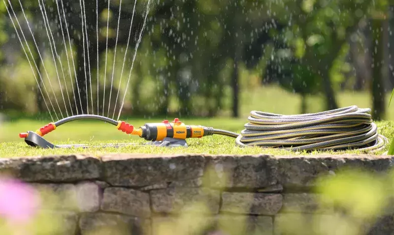 Tuyau d’arrosage Flexi Pro Hozelock avec gaine transparente laissant voir la structure tressée.