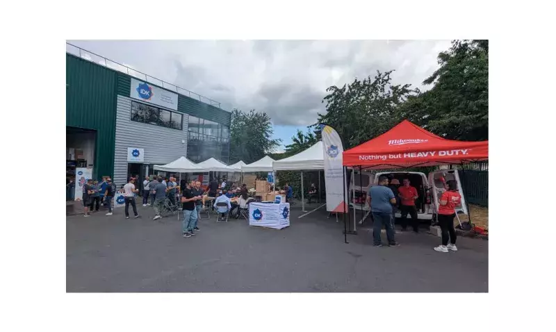 Des professionnels assistent à une animation avec simulateur de course chez IDK à Emerainville