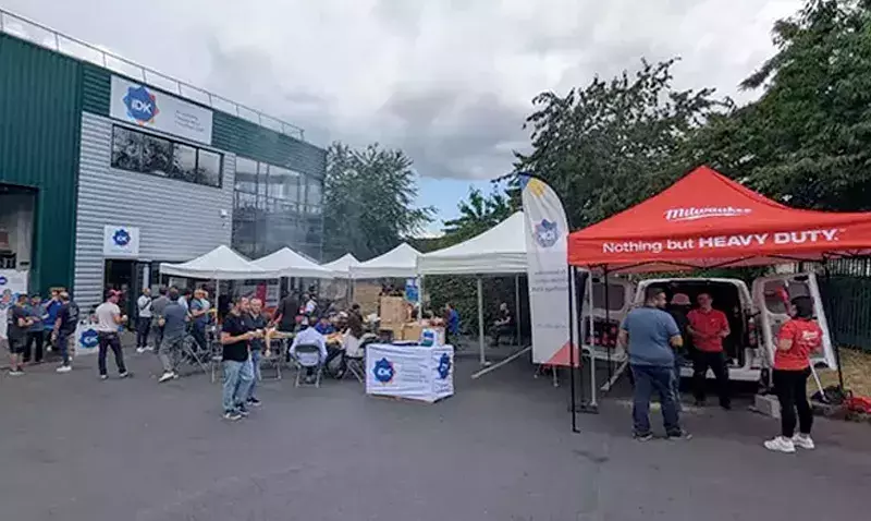 Professionnels découvrant des solutions CVC lors d’un événement IDK Days en agence IDF