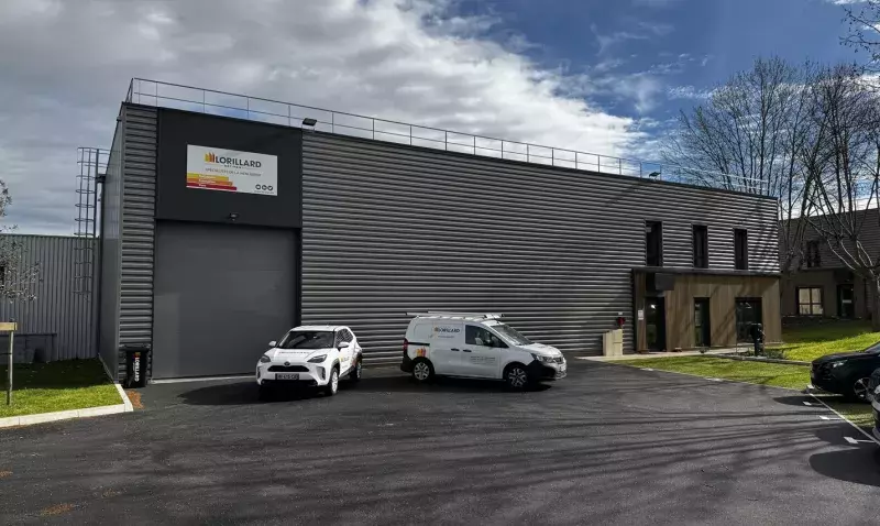 L’équipe de l’agence Lorillard Bâtiment Auvergne Rhône-Alpes réunie devant les nouveaux locaux à Vénissieux