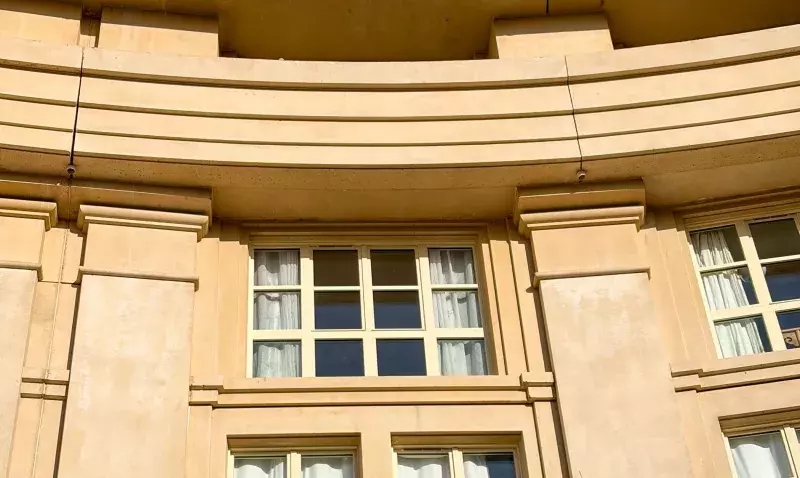 Façade de la résidence du Nombre d’Or à Montpellier, architecture géométrique emblématique du XXe siècle