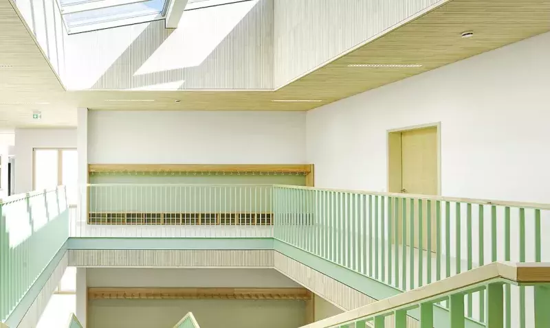 Le puits de lumière au-dessus de l’atrium apporte une grande luminosité et des variations lumineuses naturelles. Photo : Lignotrend/© Bildraumwest