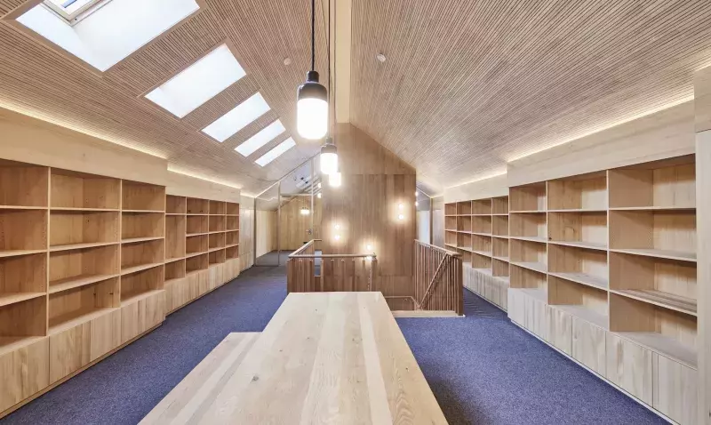 Les nouveaux bâtiments du centre de compétences LOGL à Weil der Stadt disposent d’un revêtement de plafond LIGNO® Acoustique.