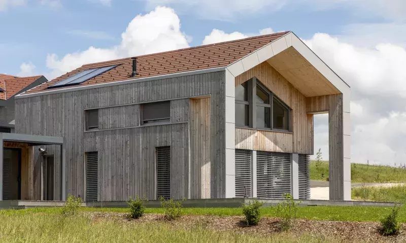 La « maison du Bois d’Aura », 12 brise-soleils orientables (BSO) VR 90 et 8 stores ZIP ont été installés.