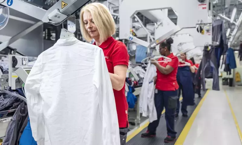 Des employés en tenue de travail propre reçoivent leurs vêtements professionnels en entreprise