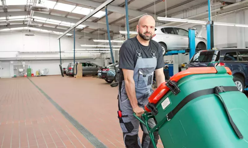 Conteneur hermétique stockant des lavettes imprégnées d’huile pour prévenir l’auto-inflammation